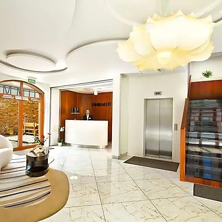 Fahrenheit Hotel 3*